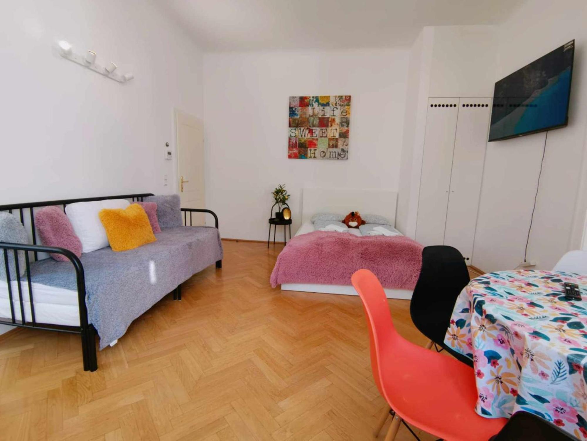 And Round 3 Minutes To Shopping Center And Schoenbrunn Palace Apartment Wien