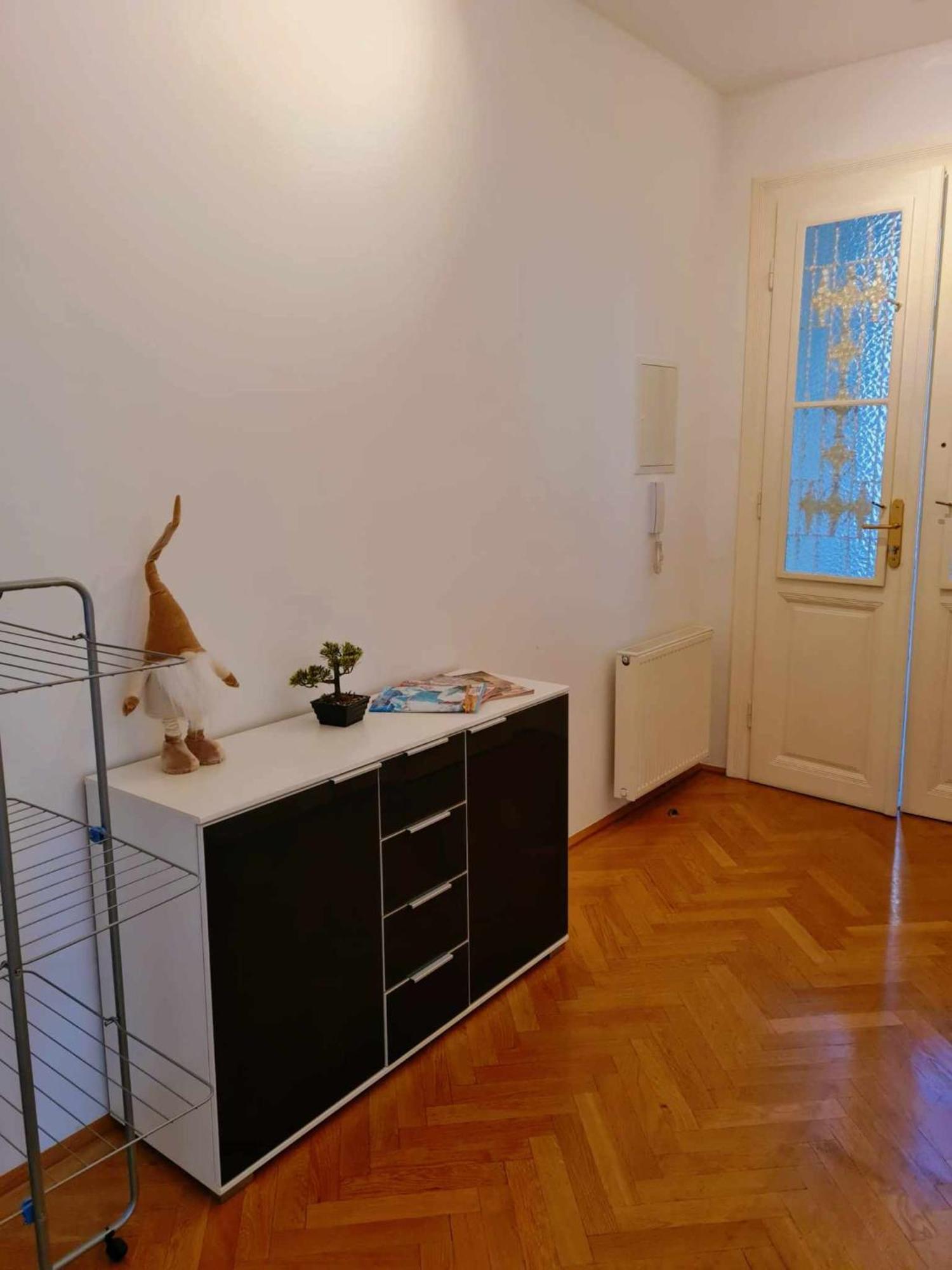 And Round 3 Minutes To Shopping Center And Schoenbrunn Palace Apartment Wien