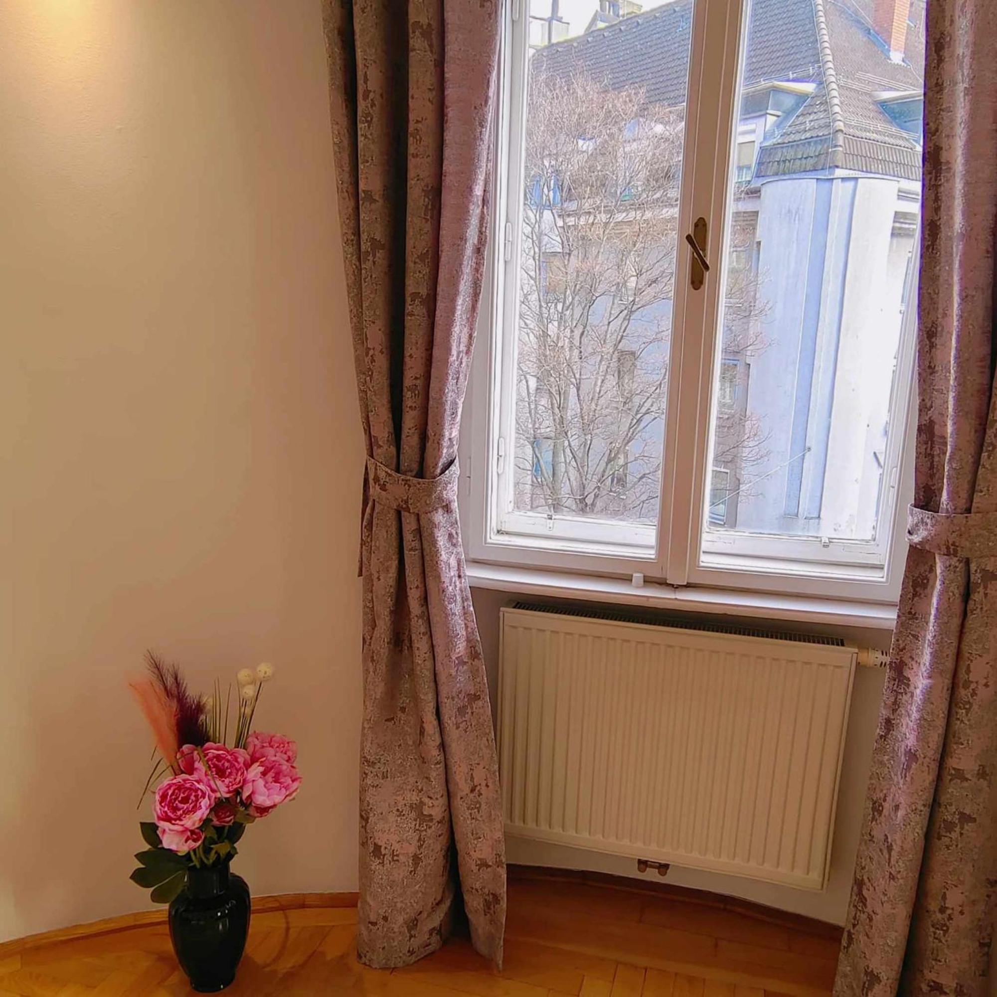 And Round 3 Minutes To Shopping Center And Schoenbrunn Palace Apartment Wien